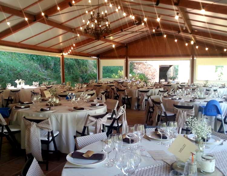 Amplia estructura de madera de 200 m² con capacidad para 200 comensales en banquete